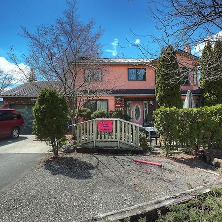 Beds By The Bridge Bed and Breakfast Kelowna Esterno foto