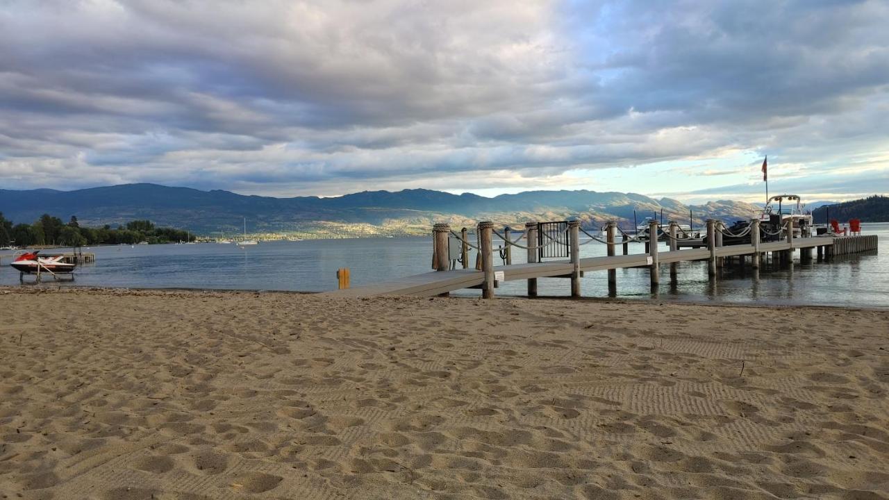 Beds By The Bridge Bed and Breakfast Kelowna Esterno foto