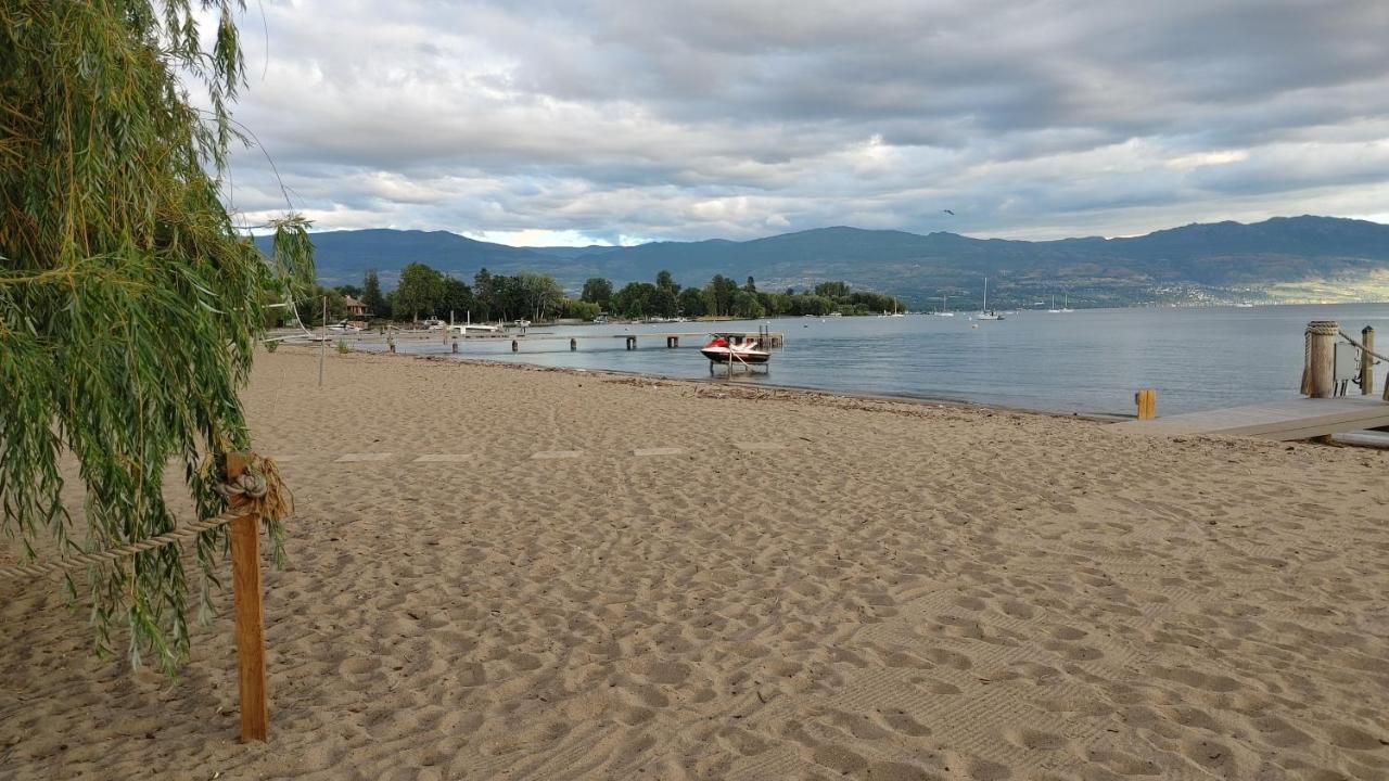 Beds By The Bridge Bed and Breakfast Kelowna Esterno foto